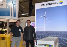 Lex Woldringh en Roeland de Jong van Vattenfall konden rekenen op veel interesse van jongeren voor het spel op de voorgrond en van telers voor duurzame energie.